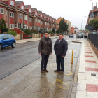 El alcalde Manuel García, y el concejal de Infraestructuras, Manuel Rodríguez, en la calle Real.