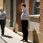 El alcalde de Sahagún junto a un concejal del Ayuntamiento miden la demarcación del nuevo mercado