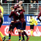 Los jugadores del Eibar celebran el gol marcado por Arbilla.