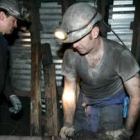 Dos mineros trabajan en el interior de una explotación