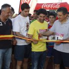 Juan Castro, Juanín García y Manolo Cadenas cortan la cinta en la carrera solidaria.