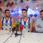 Los jugadores junto al presidente del club ponferradino. L. DE LA MATA