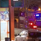Vehículos policiales aparcados delante del centro islámico. A.P.