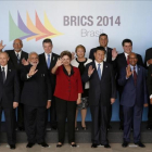 Dilma Rousseff, en el centro de la imagen, con los presidentes y jefes de Gobierno de los paises miembros de la BRICS y UNASUR en una cumbre en Brasilia en el 2014.