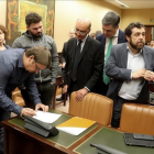 Los portavoces de la comisión de investigación del Ministerio del Interior, durante la firma de la sesión constitutiva.