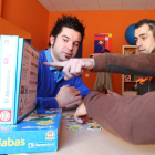 El terapeuta Álvaro Prieto en una sesión conjunta con Gaby y otro usuario en la que trabajan aspectos para mejorar las funciones cognitivas.