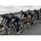 Ciclistas del equipo Movistar entrenan en preparación para el Tour de Francia. ROBERT GHEMENT