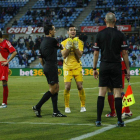 Andrés Martínez protesta la jugada del penalti al árbitro y al línea.