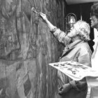 Vela Zanetti, con uno de sus colaboradores, pintando un mural