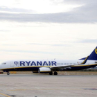 Un avión de Ryanair, en el aeropuerto de Reus.