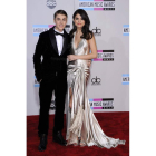 Justin Bieber y Selena Gómez posan en los Premios Americanos de la Música 2011.