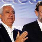 Arenas (izquierda) y Rajoy, hoy en Málaga.