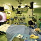 Operación con tecnología 4K del jefe de Oftalmología del Hospital de León. MARCIANO PÉREZ