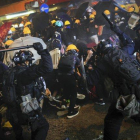 La policía se enfrenta a un grupo de manifestantes en Hong Kong.