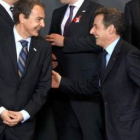 Zapatero bromea con Sarkozy en el posado familiar previo a una reunión de la UE, en una imagen de ar