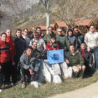 Los participantes en el curso de pesca posan para la fotografía