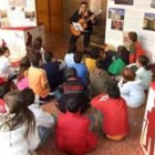 Momento en el que el técnico municipal de Cultura hace de juglar ante los visitantes