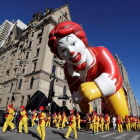 Varios operarios dirigen el globo gigante de Ronald McDonald  durante el desfile de la celebracion del Dia de Accion de Gracias en Nueva York  Estados Unidos