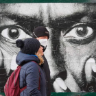 Imagen de una pareja en una calle de Kiev. SERGEY DOTZENKO