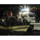 Un barco con inmigrantes arriba a la isla italiana de Lampedusa, durante la madrugada de hoy,