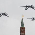 Un bombardero ruso sobrevuela la Plaza Roja de Moscú.