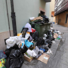 La basura ya entorpece el paso de vehículos en algunas calles del casco antiguo. ANA F. BARREDO