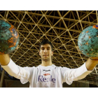 El lateral serbio, Pedja Dacevic, tendrá que tirar del carro como el resto del equipo mañana sábado para remontar ante el Nexe y seguir vivos en la Copa EHF.