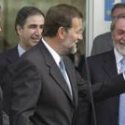 Mariano Rajoy conversa durante su visita de ayer al País Vasco con Mayor Oreja