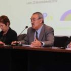 Dos de las ponentes, García Marcos y Carlos Miller, responsable de Asuntos Sociales.