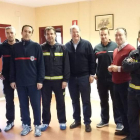 El alcalde de León y el concejal de Seguridad y Movilidad, con los bomberos de la ciudad.