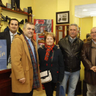 César López y su mujer, Mercedes  Fernández, con Palazuelo, Gallego y un comerciante.