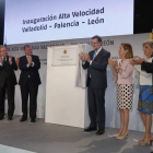 Suárez-Quiñones, Silvia Clemente, Juan Vicente Herrera, Antonio Silván, Mariano Rajoy, Ana Pastor, María José Salgueiro, Julio Gómez-Pomar y Juan Martínez Majo aplauden tras el descubrimiento de la placa