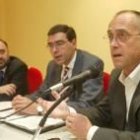 Valentín Díez, Ignacio Ariznavarreta y Antxón Urrusolo, ayer durante la presentación del reportaje