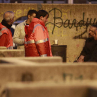 Voluntarios de Cruz Roja atienden en la calle a personas sin hogar en León.