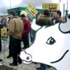 Varios ganaderos protestando por una cuestión ganadera bajo las pancartas de la Coag