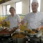 Los niños rodean al cocinero durante la elaboración de un roscón