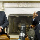 El presidente de los Estados Unidos, Barack Obama (d), habla con el presidente del Gobierno español, Mariano Rajoy, en la Casa Blanca.