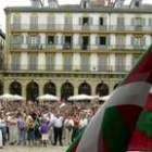 Cientos de personas acudieron a la concentración para rendir homenaje a la bandera vasca