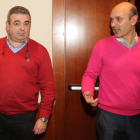 Justo Fernández, a la puerta de la asamblea, justo a la llegada de Maraña