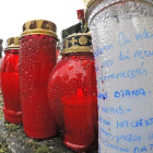 Una de las velas depositadas por los vecinos ante la nave donde fue hallado el cuerpo. LAVANDEIRA JR