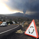 El volcán de La Palma emite 17.700 toneladas diarias de dióxido de azufre. ELVIRA URQUIJO