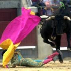 El novillero Manuel Escribano se tira al suelo tras recibir a su novillo a porta gayola