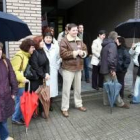 Algunos de los funcionarios concentrados ayer a las puertas de los juzgados de Ponferrada