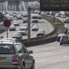 Una señal informa de la reducción de la velocidad por la alta polución, el sábado en una autopista que accede a París.