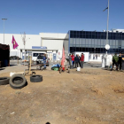 Los trabajadores han empezado a desmontar esta mañana el campamento de protesta instalado a las puertas de Vestas en Villadangos del Páramo.