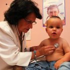Paloma Alonso reconoce a un bebé en su consulta del Centro de Salud del Crucero.
