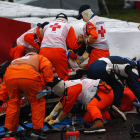 Las asistencias médicas del circuito de Suzuka en el momento de sacar al piloto del monoplaza.