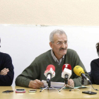 Urbano Seco, apoyado por dos compañeros de trabajo, compareció ayer públicamente.