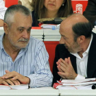 Rubalcaba conversa con Griñán durante la reunión del Comité Federal del PSOE.