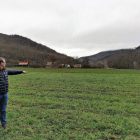 El alcalde en la finca que ha comprado el Ayuntamiento por valor de seis mil euros. CASTRO